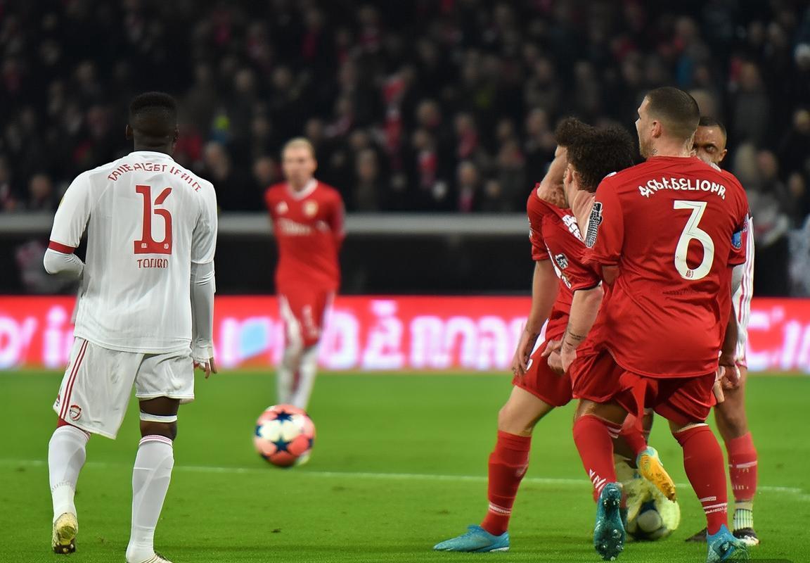 欧冠小组赛爆冷：拜仁慕尼黑不敌阿森纳，利物浦负于埃因霍温